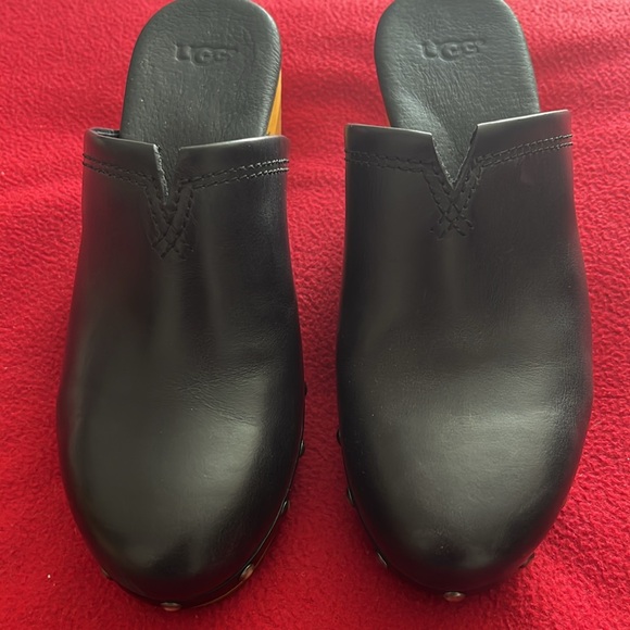 UGG size 7 - Picture 3 of 17